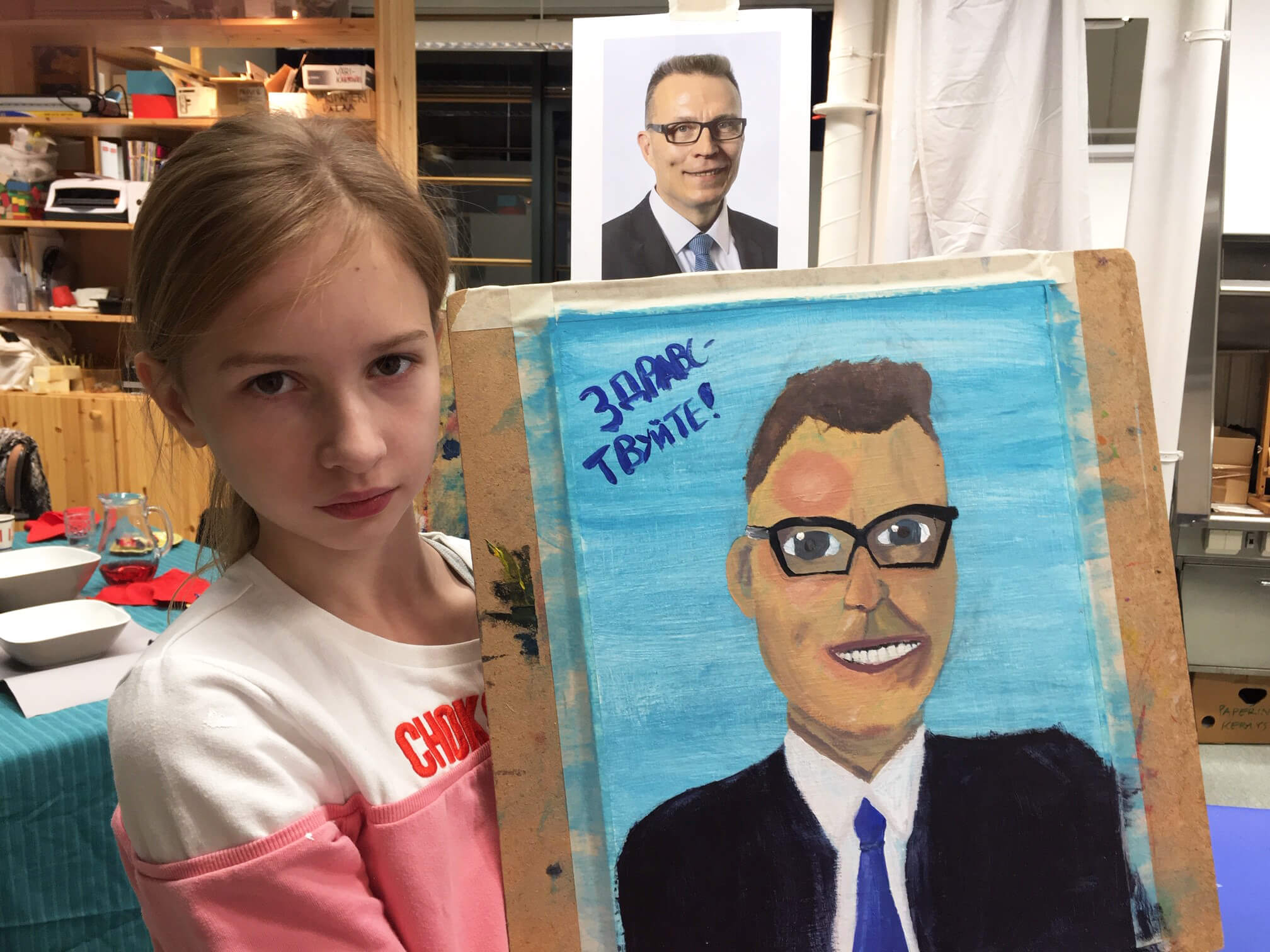 Lapuan taidekoulun oppilas Karina Korgonen esittelee Jukka Koprasta maalaamaansa muotokuvaa.