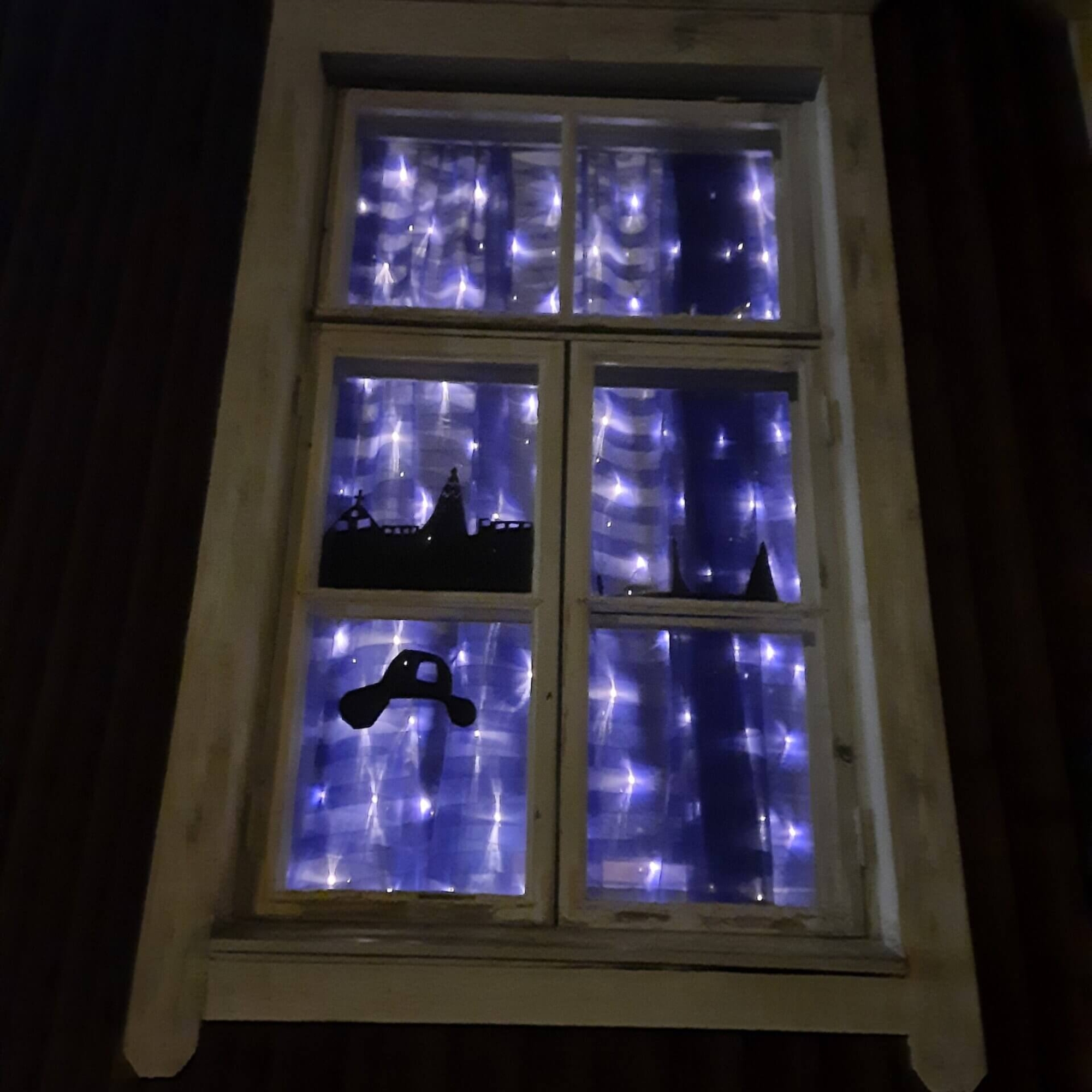 Arkkitehtuuri- ja ympäristökulttuurikoulu Lastun luokkahuoneen ikkunat saivat sinisen valaistuksen vastauksena Unicefin haasteeseen valaista tärkeitä rakennuksia sinisellä valolla.