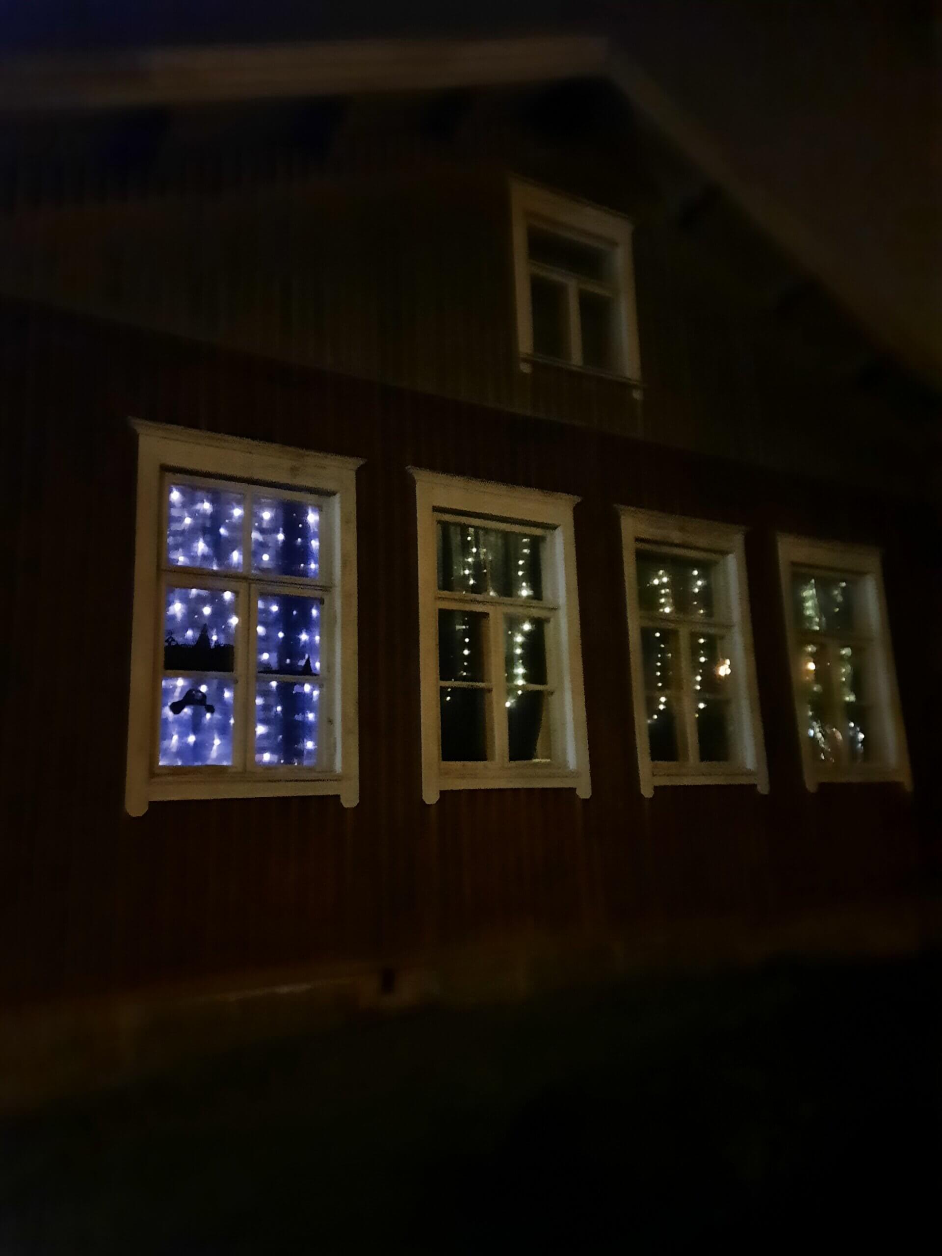 Arkkitehtuuri- ja ympäristökulttuurikoulu Lastun luokkahuoneen ikkunat saivat sinisen valaistuksen vastauksena Unicefin haasteeseen valaista tärkeitä rakennuksia sinisellä valolla.
