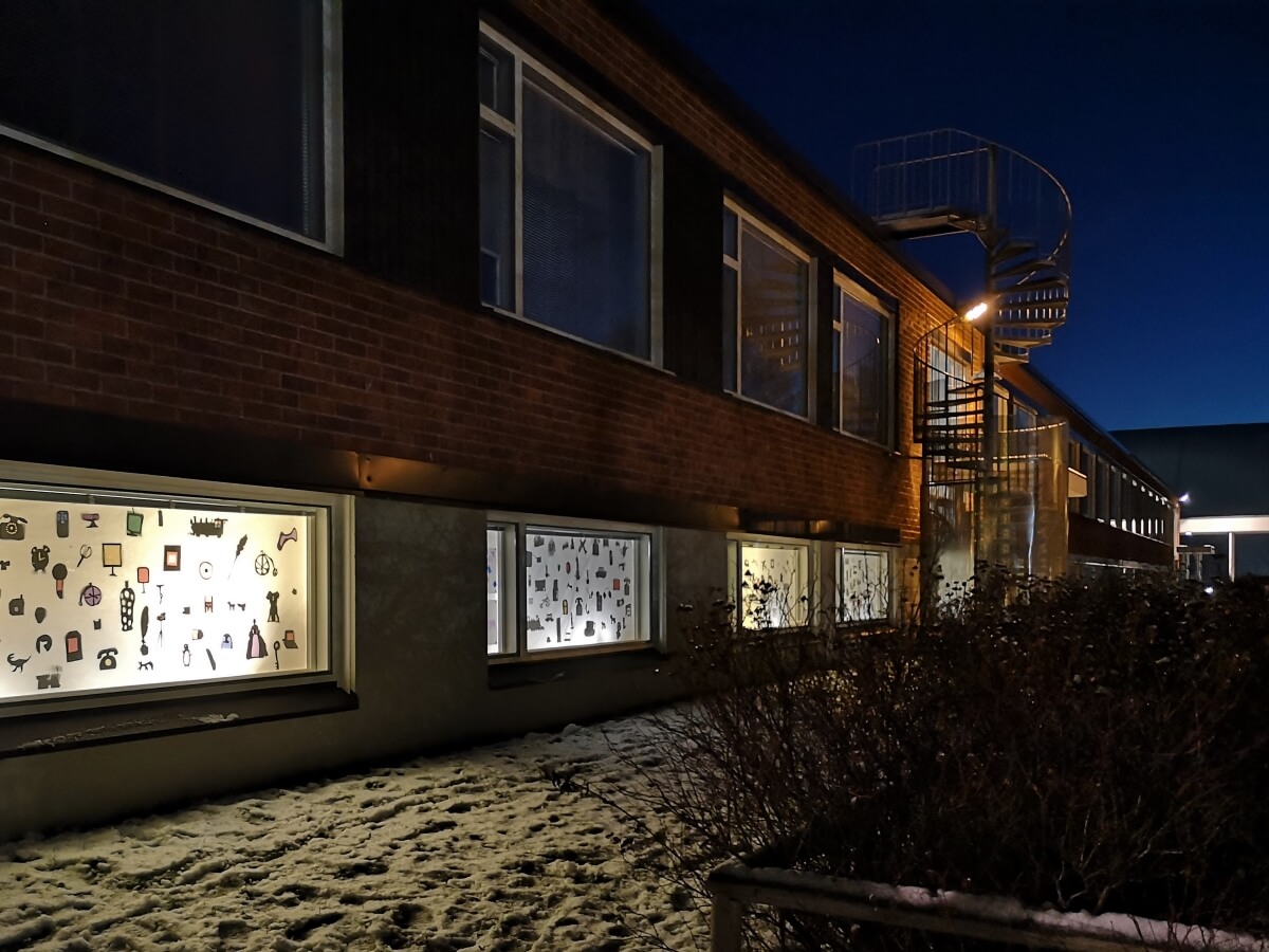 Silhuettikuvia Oulun taidekoulun ikkunoissa Ajassa - ennen vanhaan - nyt - tulevaisuudessa -näyttelyssä.