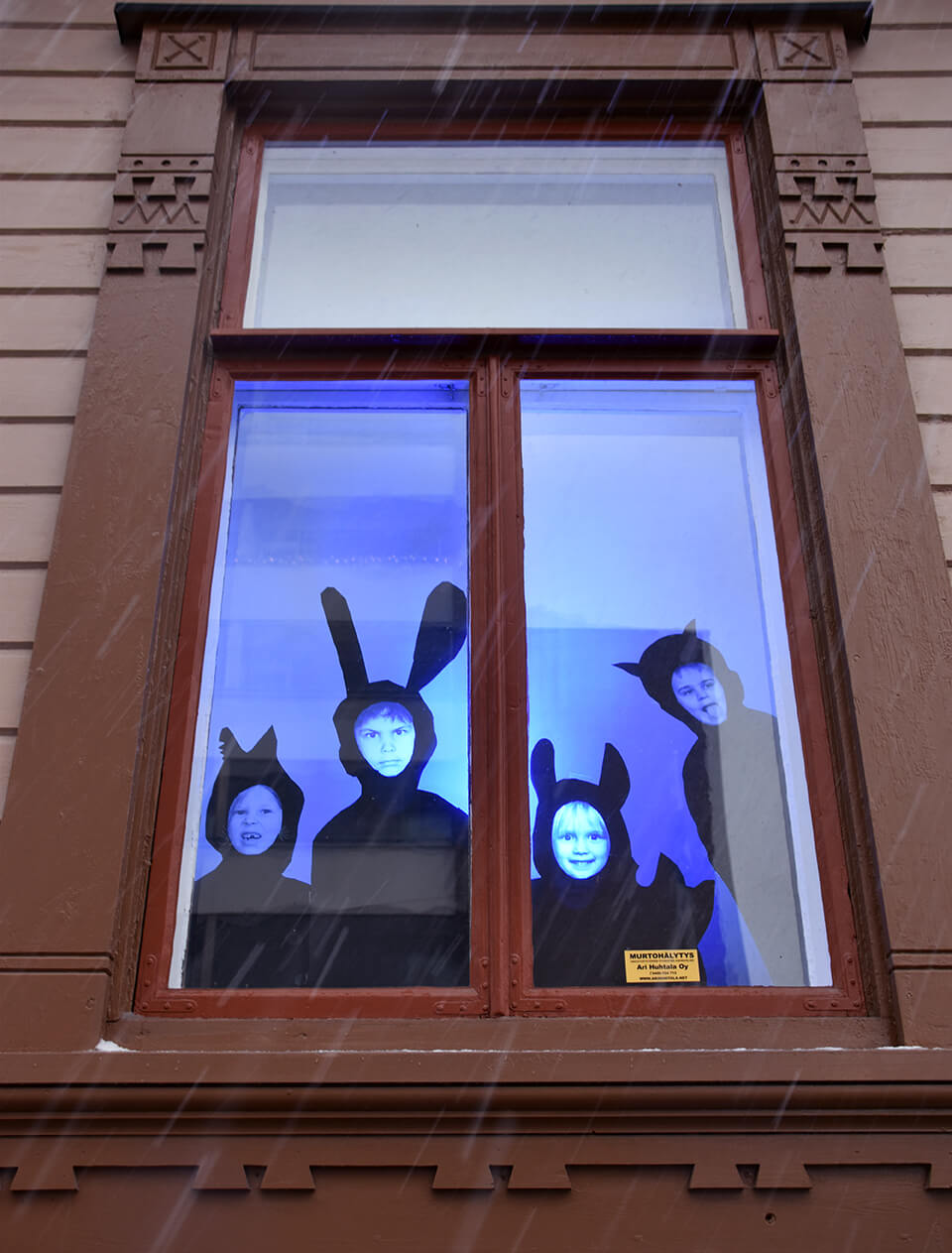 Porin taidekoulun oppilaiden eläimellisiä omakuvia koulun ikkunoissa.
