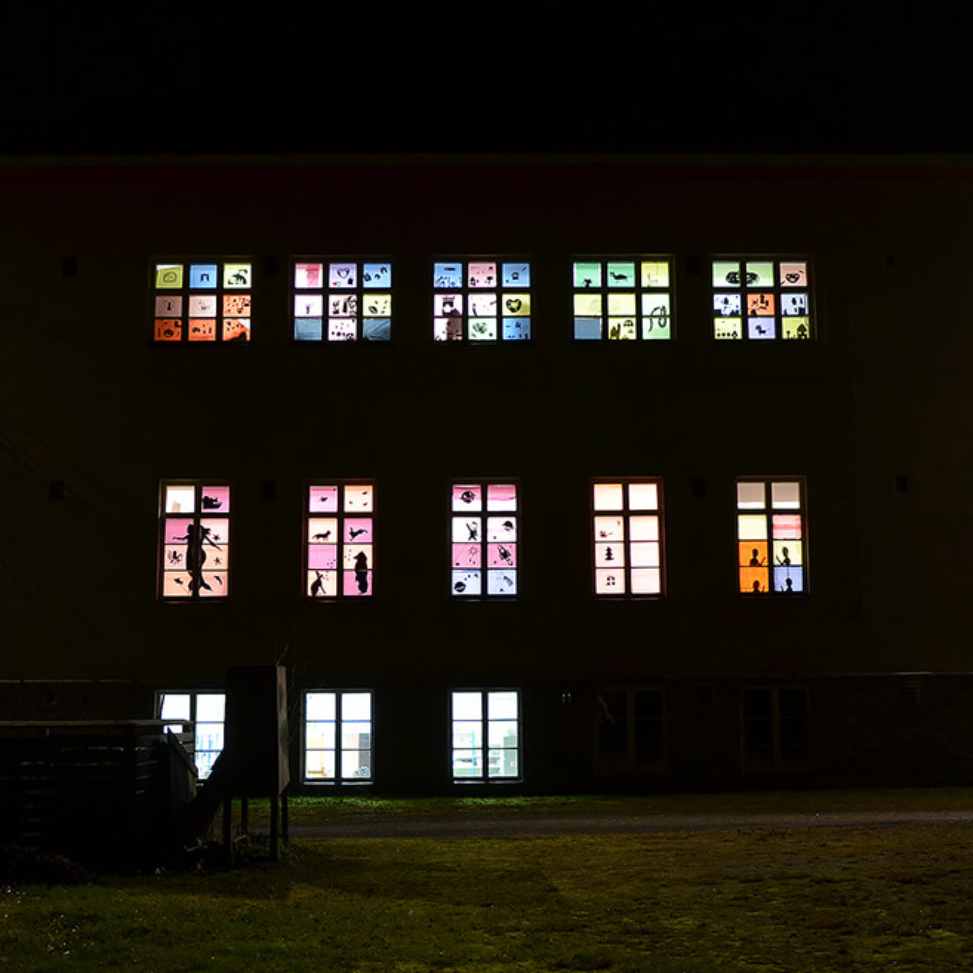 Kokkolan lasten ja nuorten kuvataidekoulun 400 ikkunaa -valoteos Lapsen oikeuksien päivänä 20.11.2020.