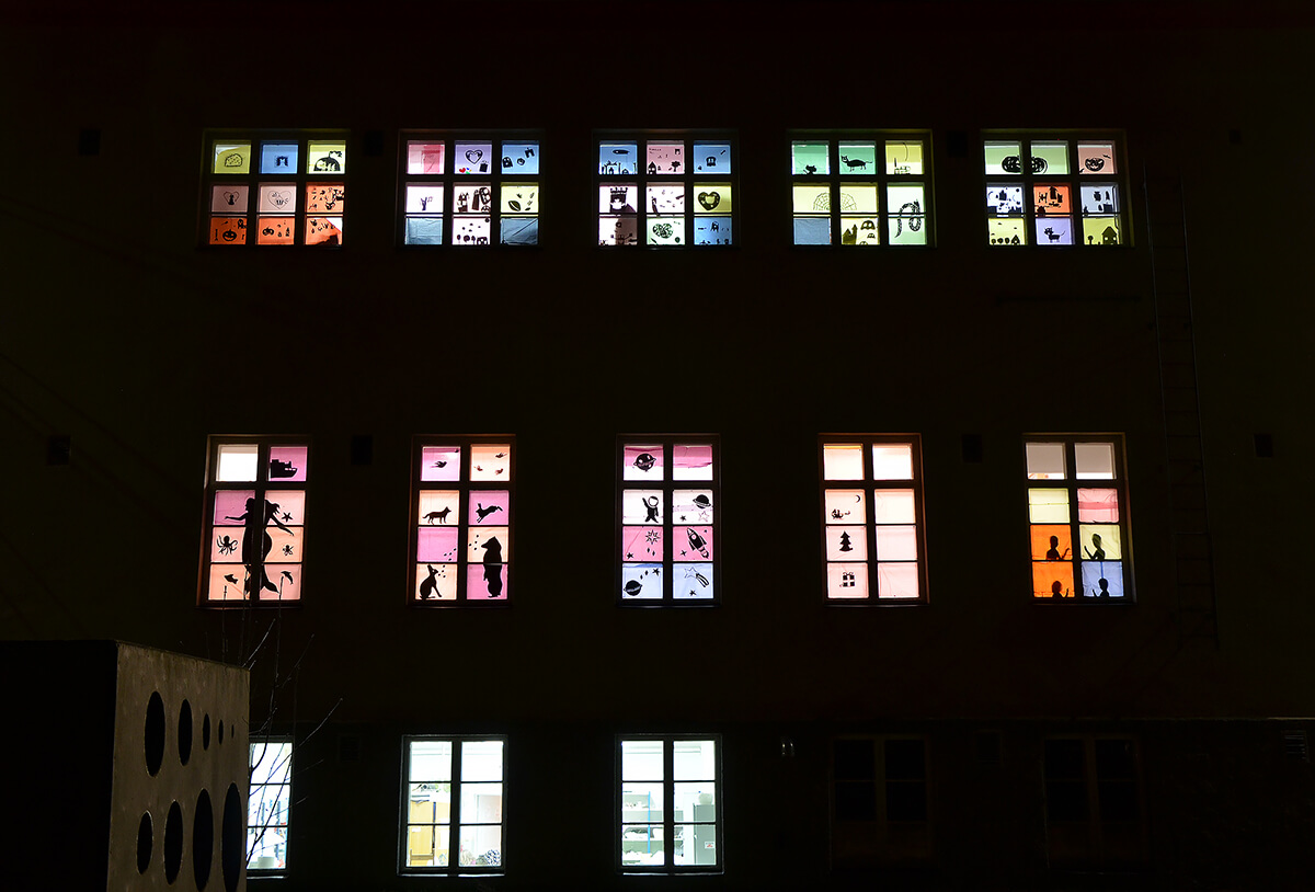 Kokkolan lasten ja nuorten kuvataidekoulun 400 ikkunaa -valoteos Lapsen oikeuksien päivänä 20.11.2020.