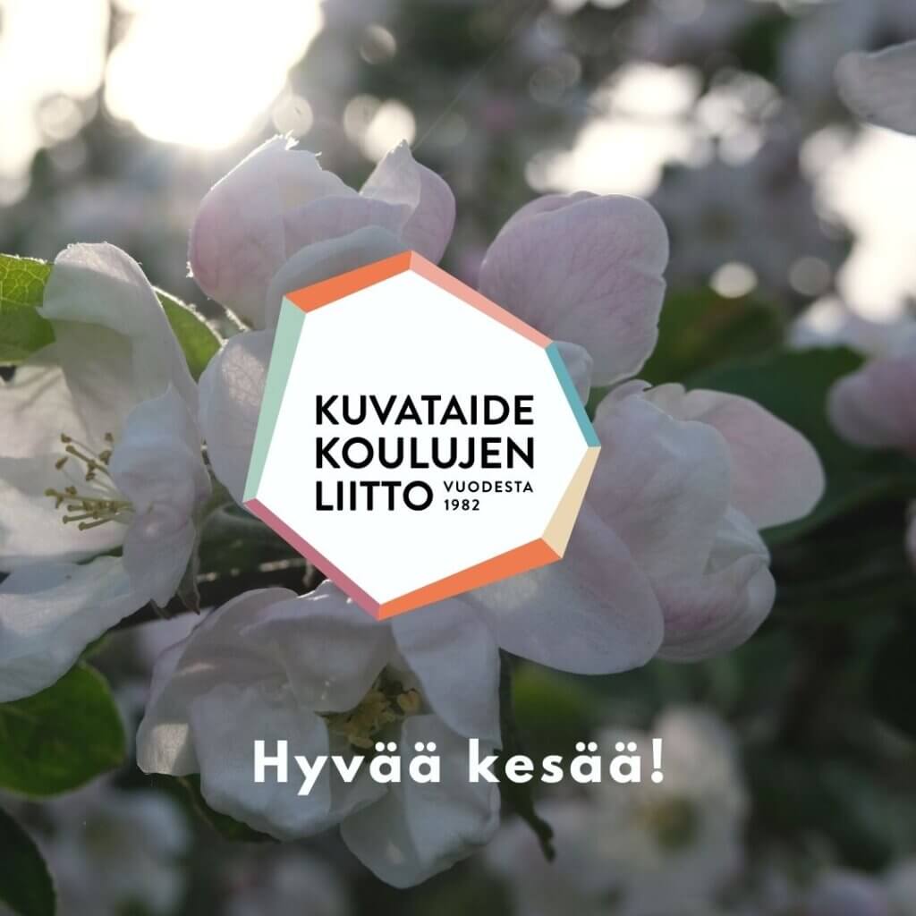 Kuvassa omenapuun kukkia, Kuvataidekoulujen liiton logo sekä teksti hyvää kesää.