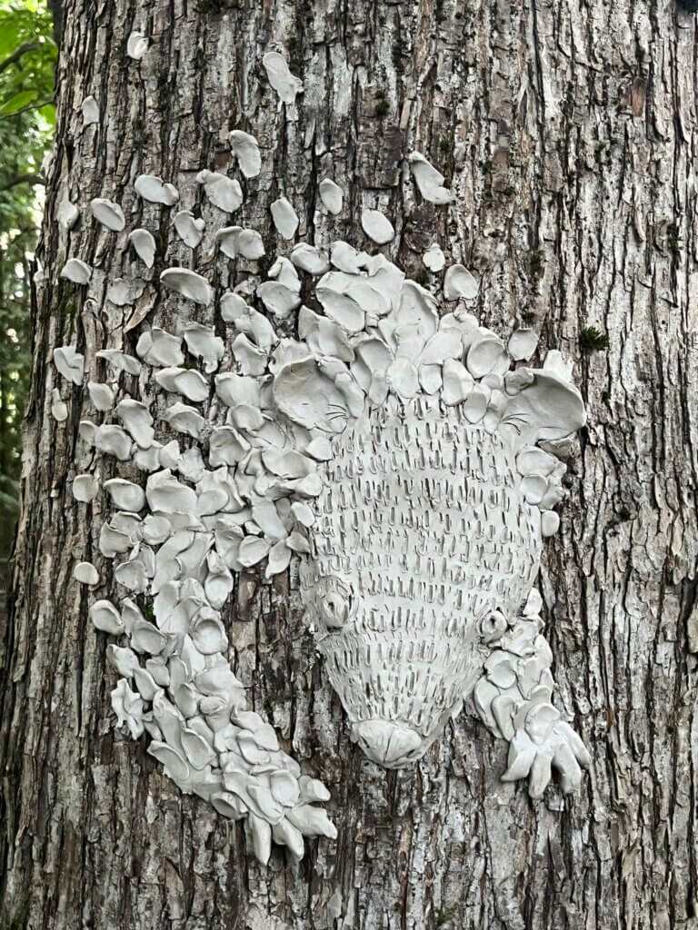 Puun runkoon savesta tai vastaavasta massasta tehty kolmiulotteinen taideteos, joka esittää jotain eläintä.